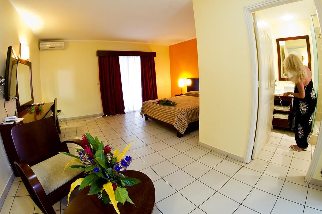 Koniambo Hotel Koné Szoba fotó